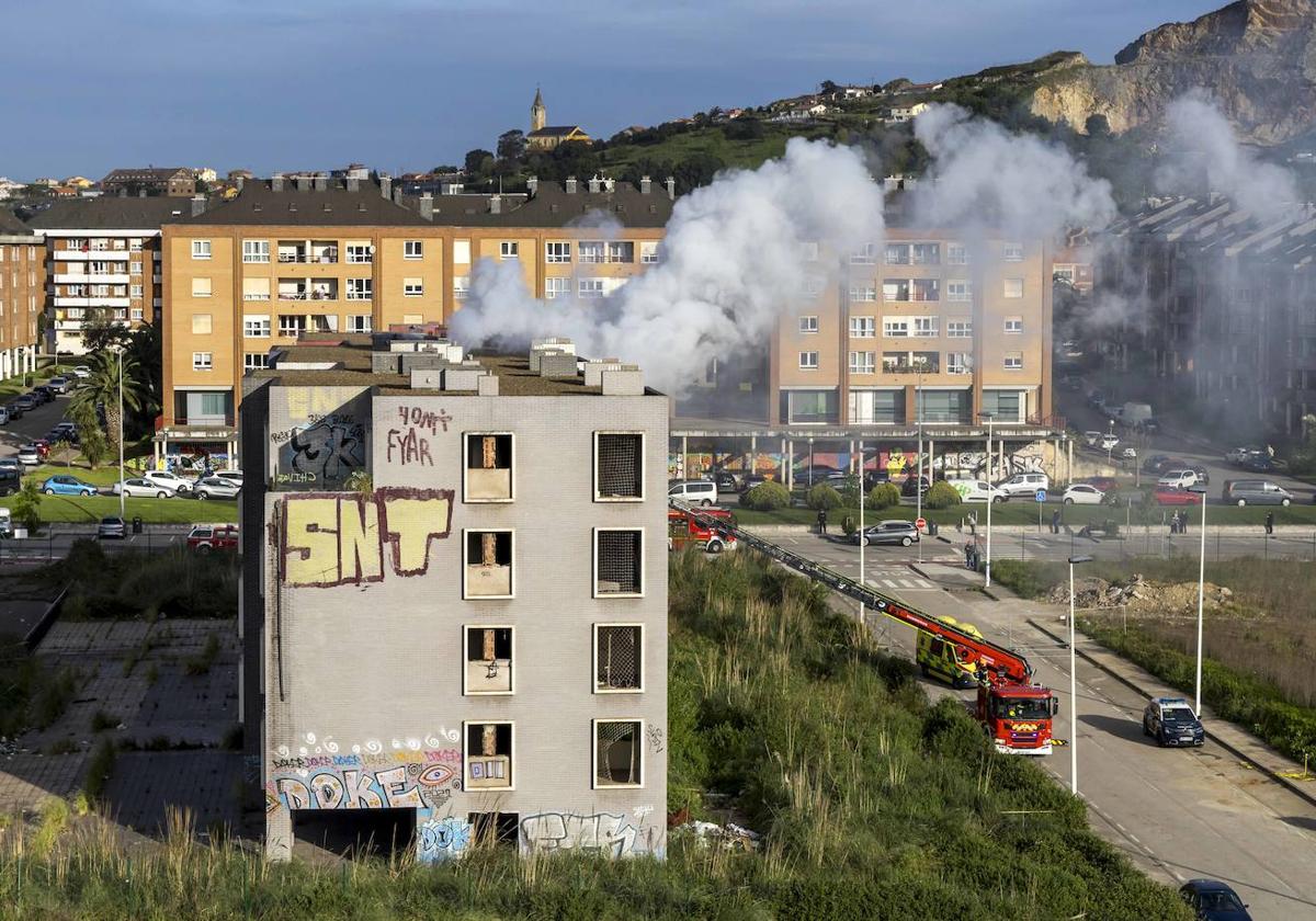 Los bomberos utilizan la escala para rescatar a las dos personas que se encontraban en el interior del edificio.