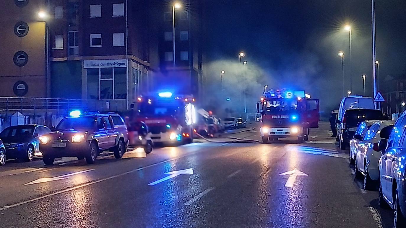 Dotaciones de bomberos desplazadas al barrio durante la noche para apagar las llamas.