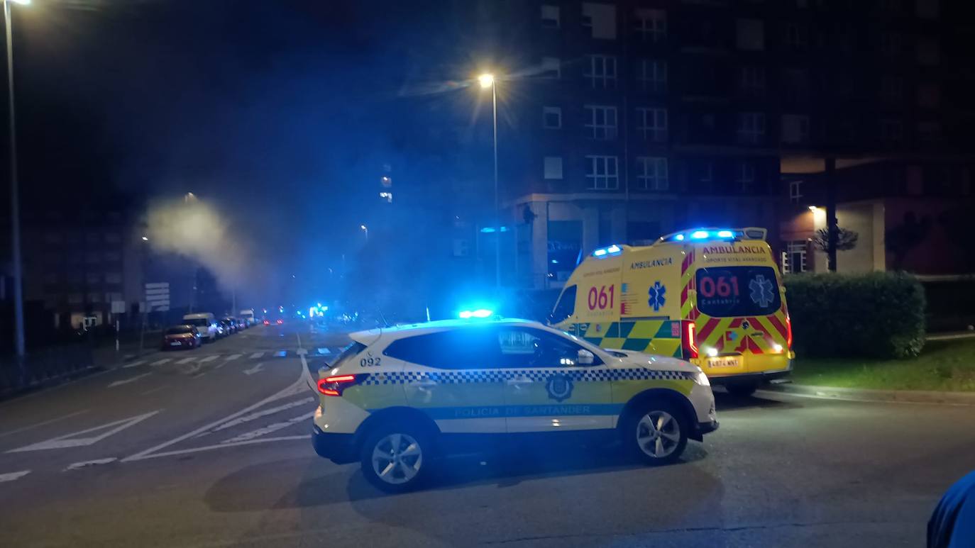 Patrullas de la Policía Local dando apoyo a los bomberos, Han confinado a los residentes en sus casas e impedido el acceso de la gente al garaje.