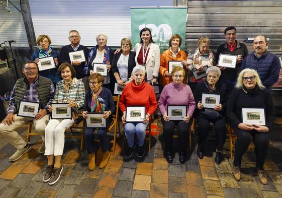 Los jubilados del Mercado de la Esperanza posan con la alcaldesa, Gema Igual, y el concejal de Comercio, Álvaro Lavín