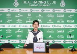 Un niño posando con su traje de marinero en la sala de prensa del Racing.