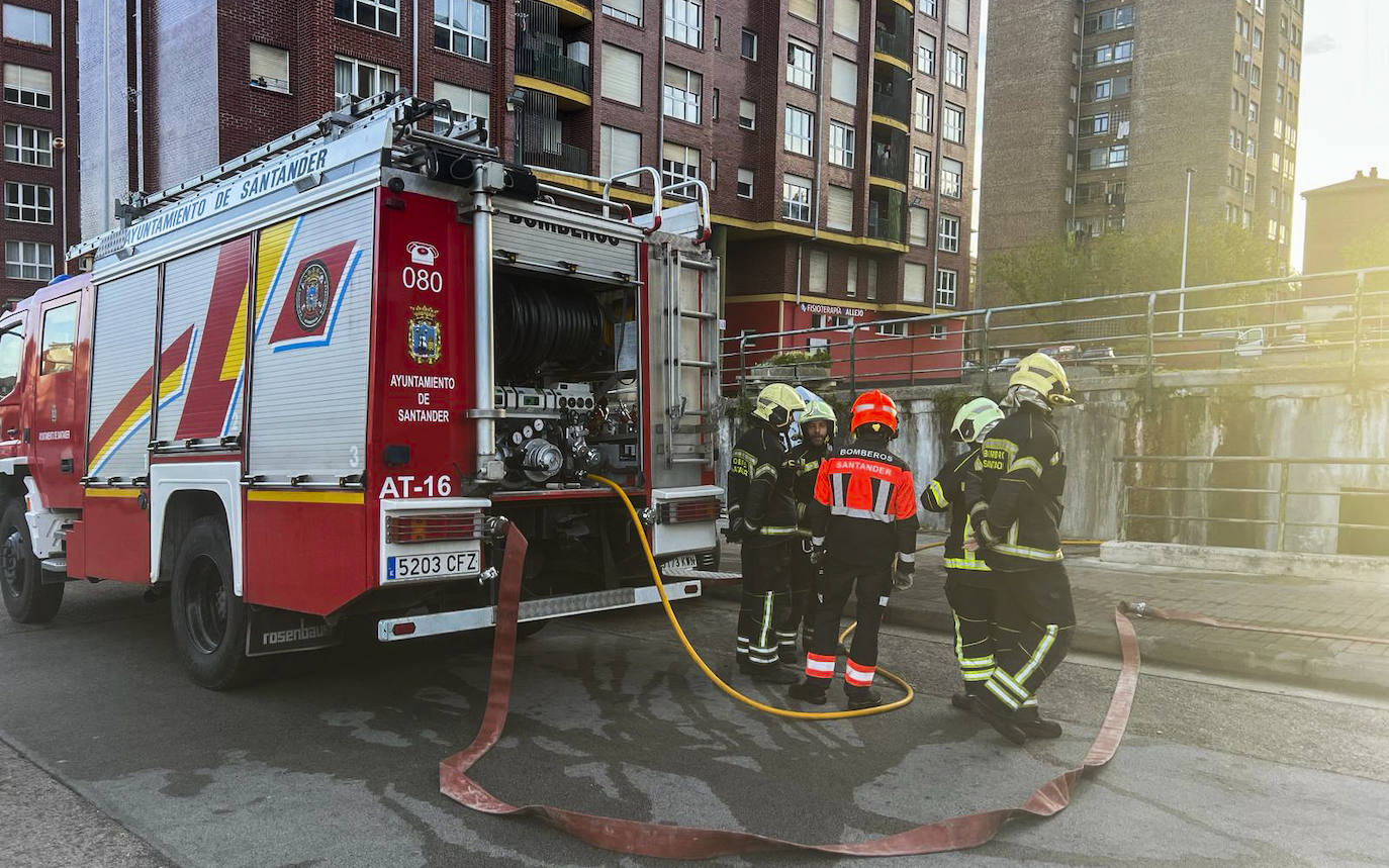 Los bomberos de Santander fueron avisados de este incendio a las tres de la madrugada y sobre las ocho el fuego ya se dio por controlado.