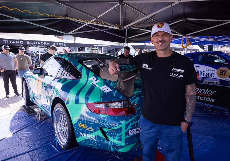 Juan Carlos Checa posa junto a su Porsche GT3.