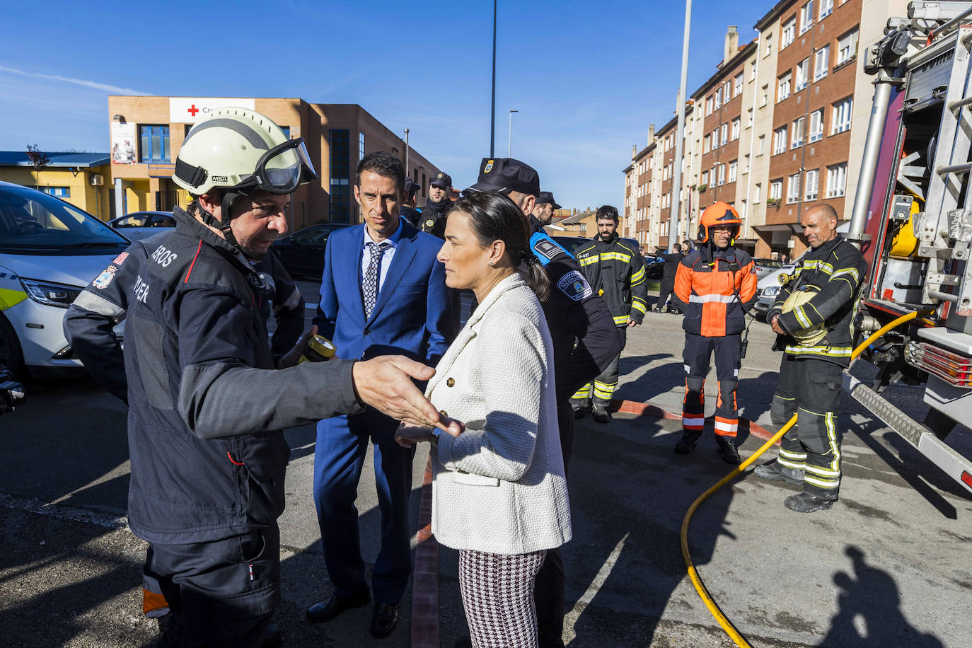 El jefe de los bomberos habla con la alcaldesa y con l concejal de Seguridad Ciudadana, Eduardo Castillo