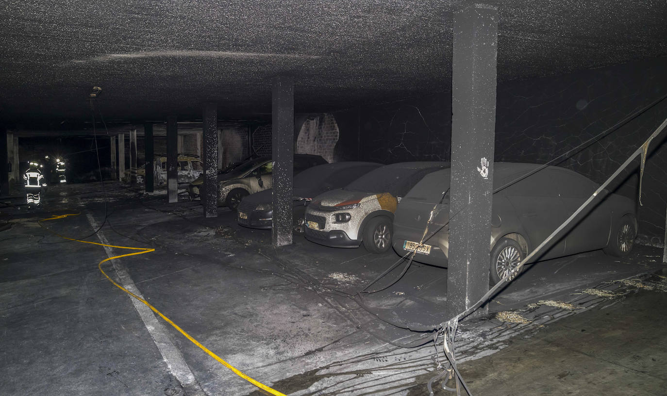 Coches afectados por el incendio del garaje