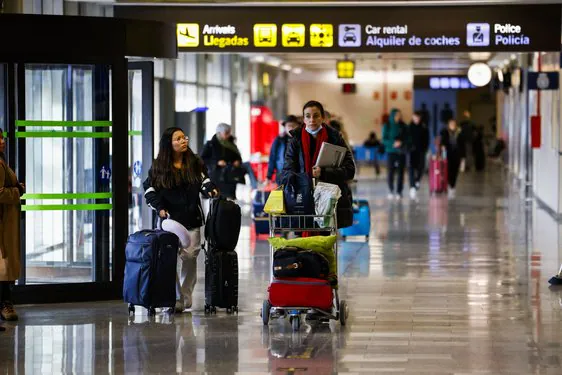 Pasajeros en la terminal del Seve Ballesteros.