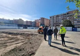 Operarios visita La Carmencita, en el marco de las obras para construir el aparcamiento en altura.