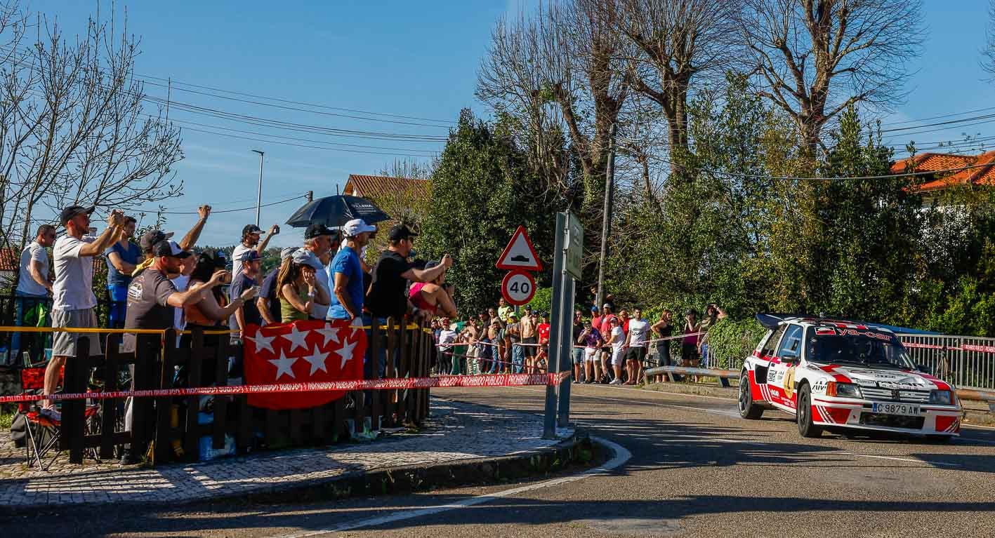 Álvaro Martínez, a los mandos de su Peugeot 205.