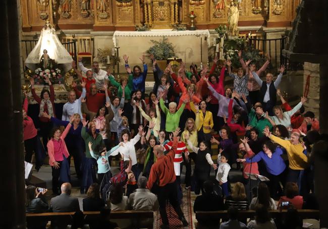 La actuación de Las Voces del Camino marcó el inicio de la clausura de Año Jubilar en San Vicente de la Barquera.