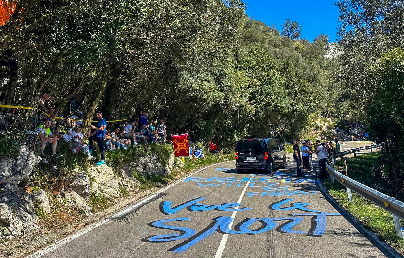 Los aficionados, en un tramo de la subida a Peña Cabarga.