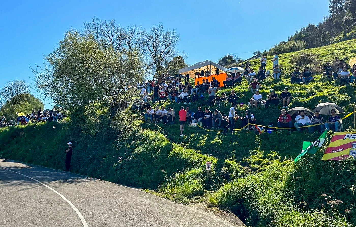 Las laderas de Peña Cabarga tenían un gran número de aficionados al motor desde primera hora de la mañana.