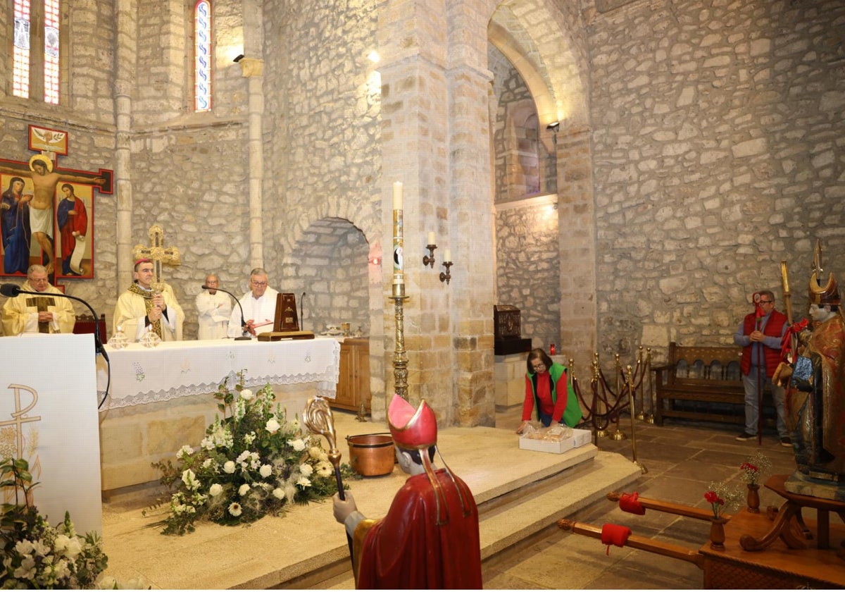 El obispo de Palencia presidió la Misa del Peregrino en la iglesia del monasterio