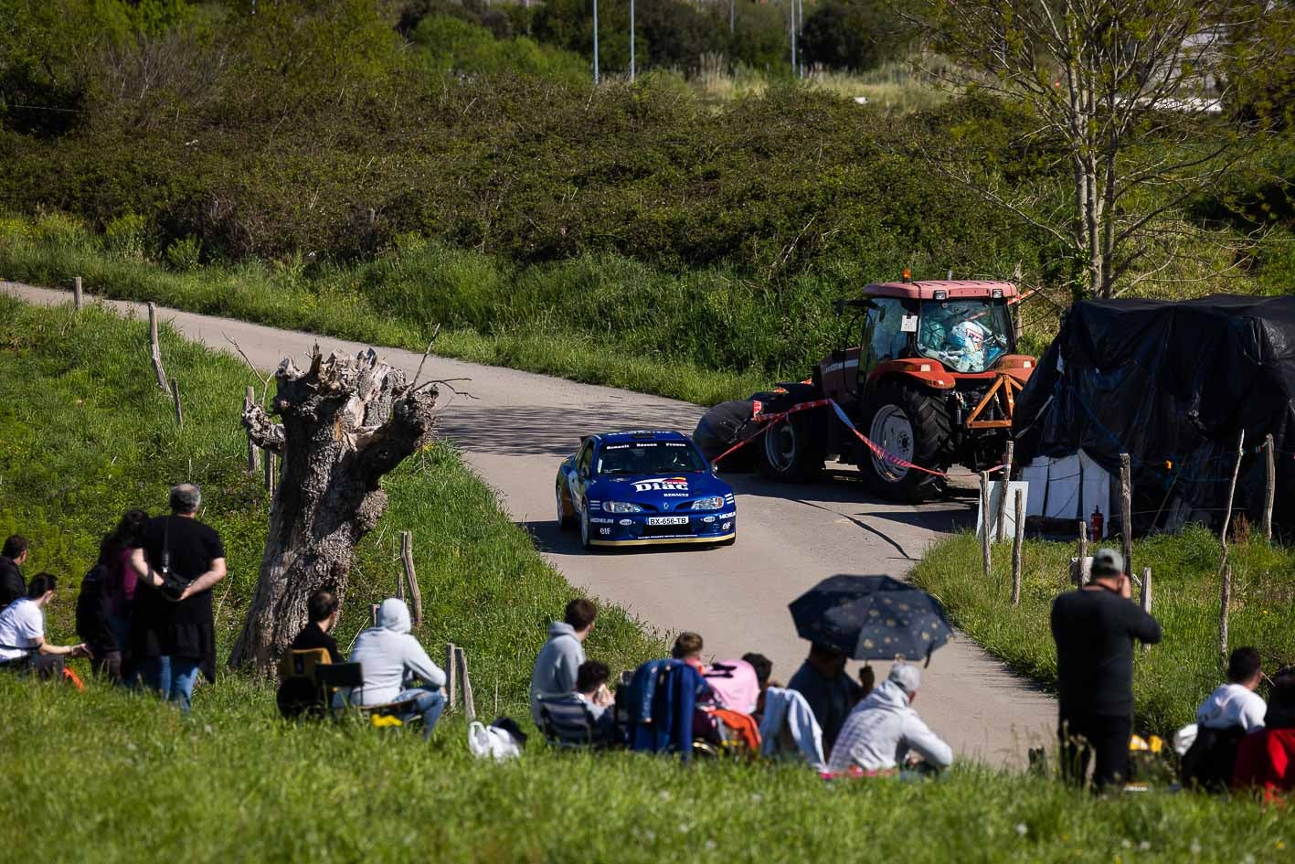 Los aficionados presencian las evoluciones de uno de los coches en el shakedown de la mañana del viernes,