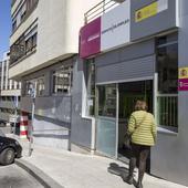 Una mujer se acerca a la entrada de una oficina del Servicio Cántabro de Empleo situada en Santander.
