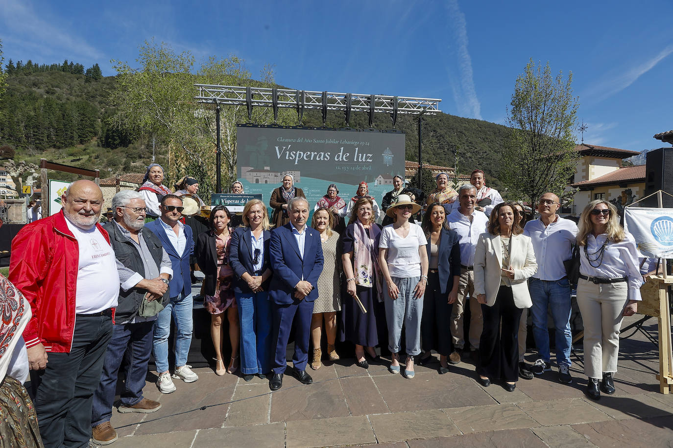 En los actos estuvieron presentes la consejera de Cultura, Eva Guillermina Fernández, la de Presidente, Isabel Urrutia; la presidenta del Parlamento, María José González Revuelta, y el alcalde de Potes, Javier Gómez, además de otros regidores de la comarca.