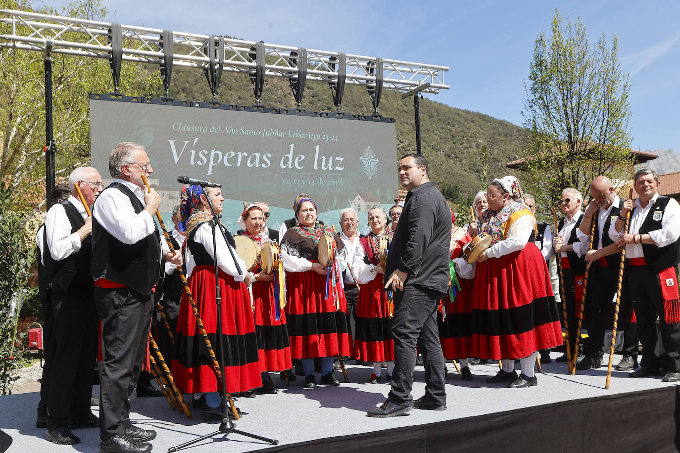 Una de las agrupaciones de folklore actuando sobre el escenario de la Plaza Jesús de Monasterio.