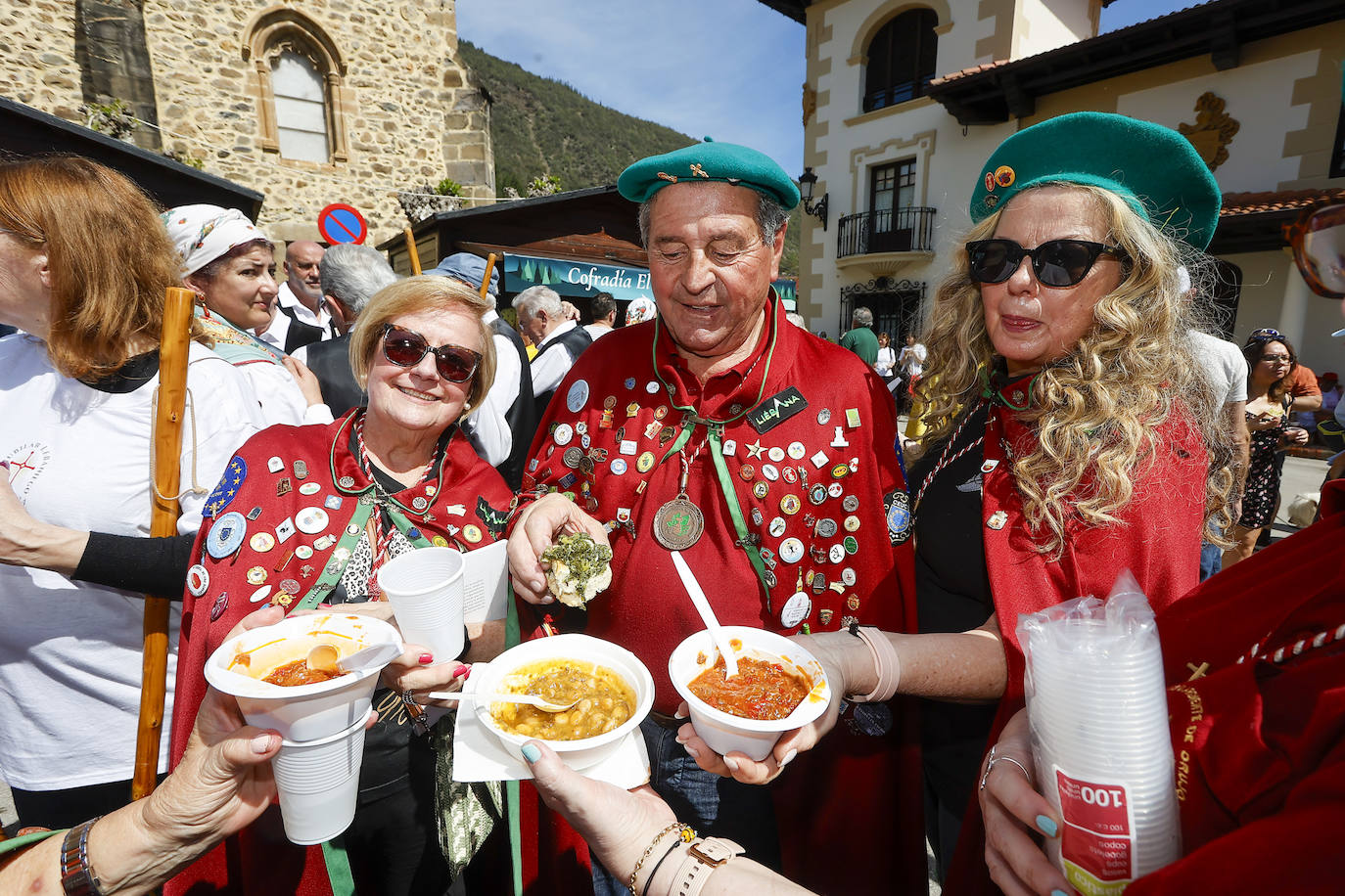 Degustando los tres tipos de cocido que preparó la Cofradía Gastronómica de los Cocidos de Cantabria y un respigo de la Cofradía El Respigo de Laredo.