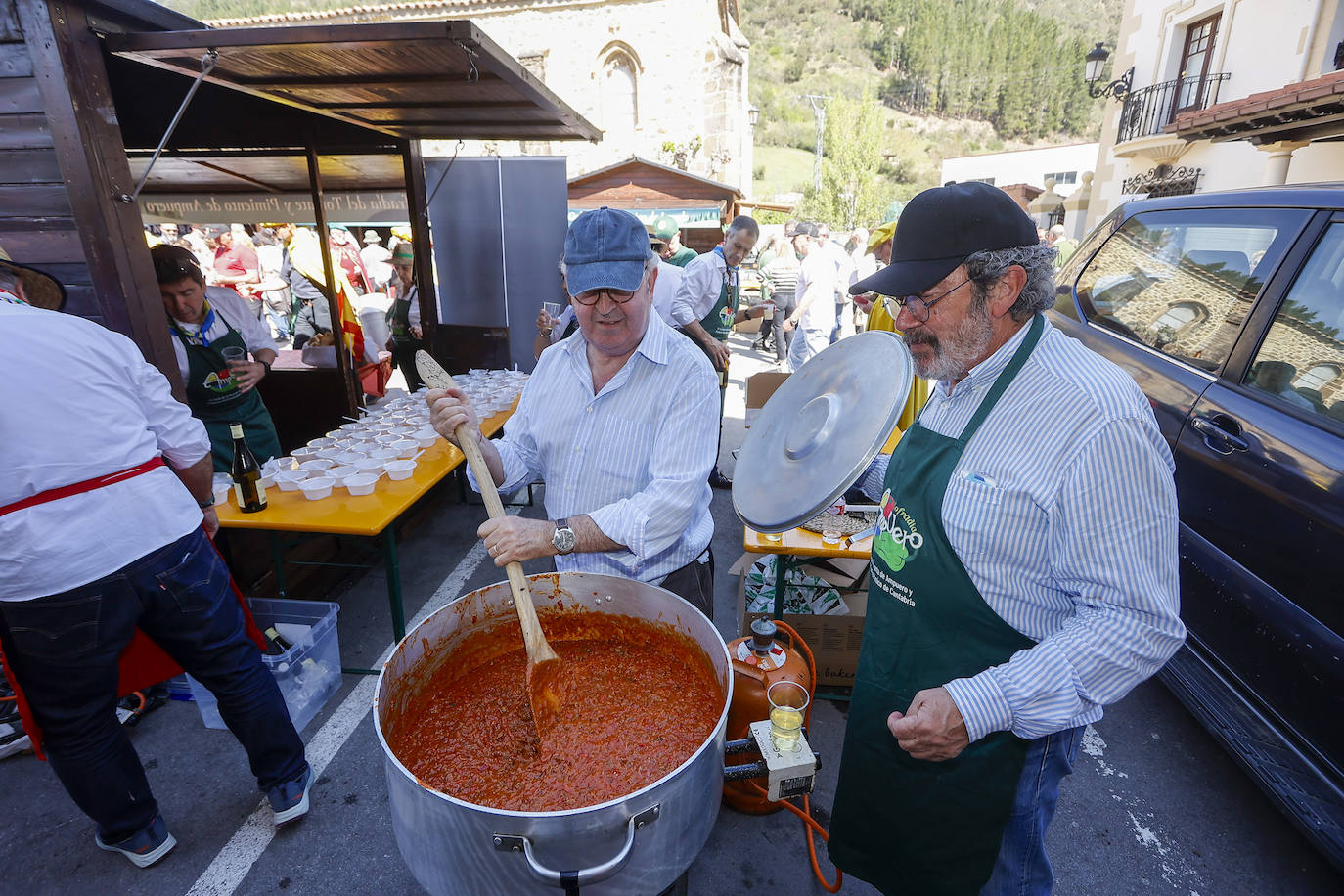 Una de las ollas que preparó la Cofradía del Tomate y Pimiento de Ampuero.