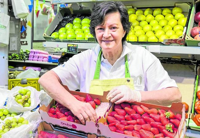 Carmen Revert en su puesto de fruta El Valenciano.