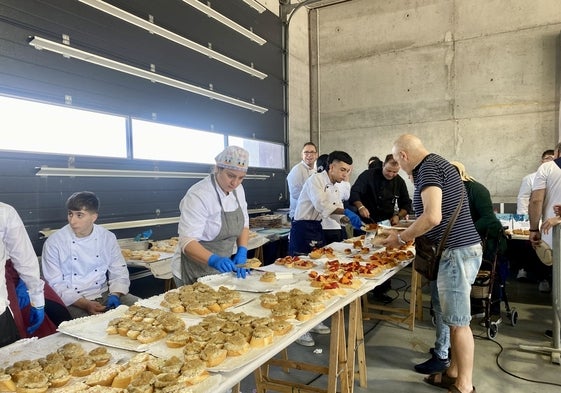 Los alumnos del departamento de Hostelería del IES Fuente Fresnedo de Laredo repartieron pinchos de degustación de verdel.