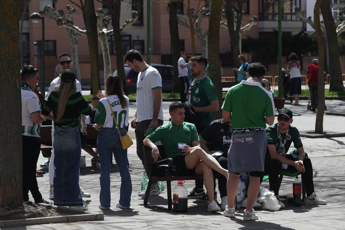 Jóvenes en su llegada a la quedada.