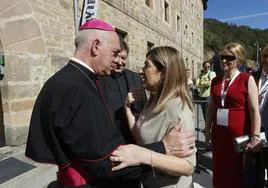 El obispo de Santander, monseñor Arturo Pablo Ros, recibe a la presidenta de Cantabria, María José Sánez de Buruaga.