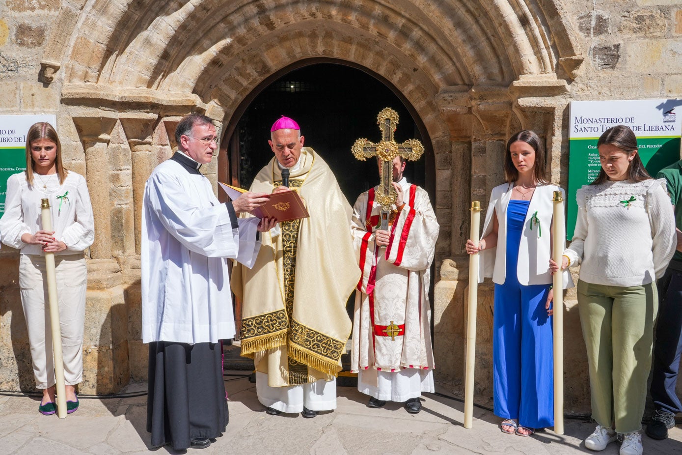 Monseñor Ros, antes del inicio de la última Misa del Peregrino.