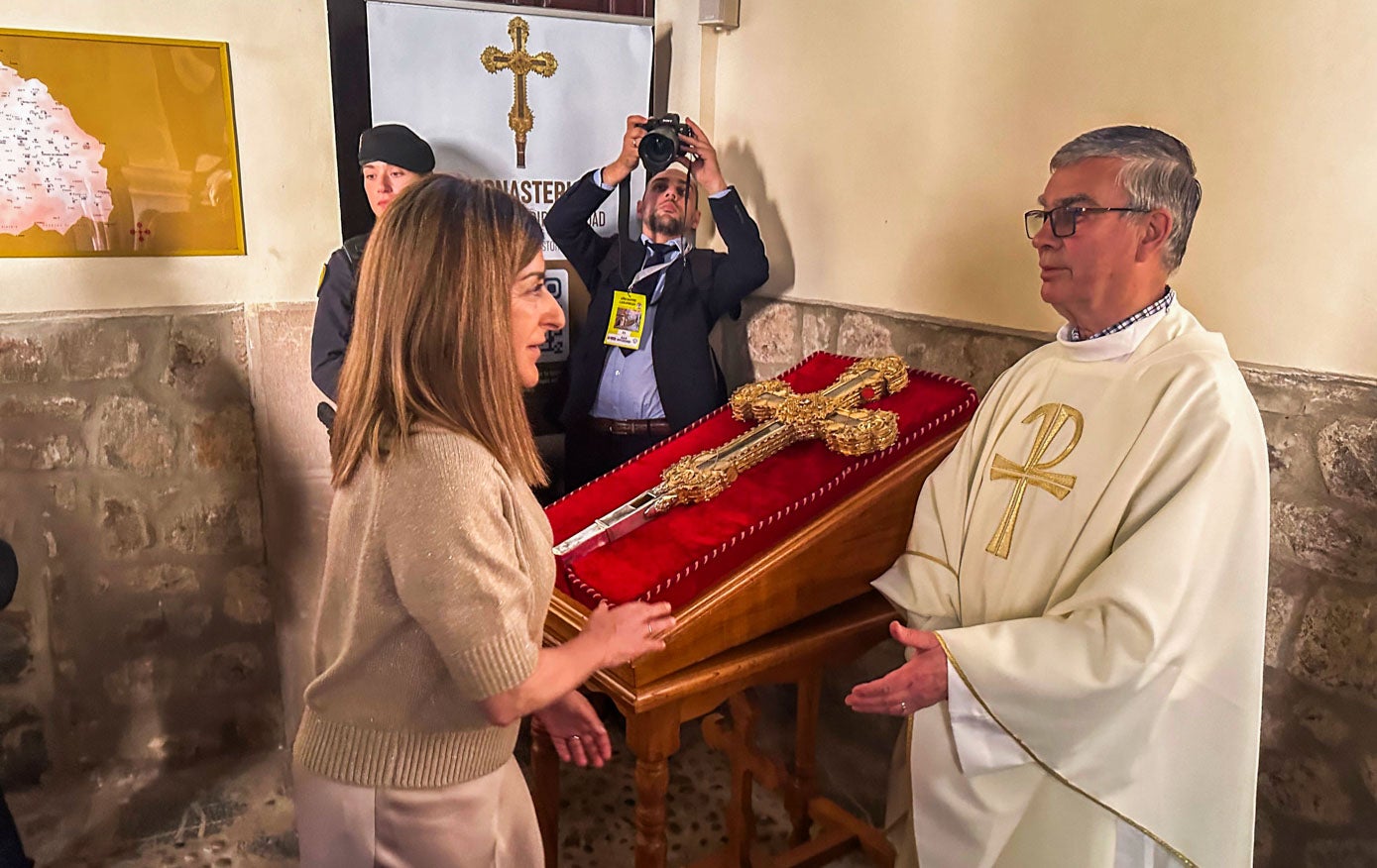 La presidenta regional charla con el guardián del monasterio.