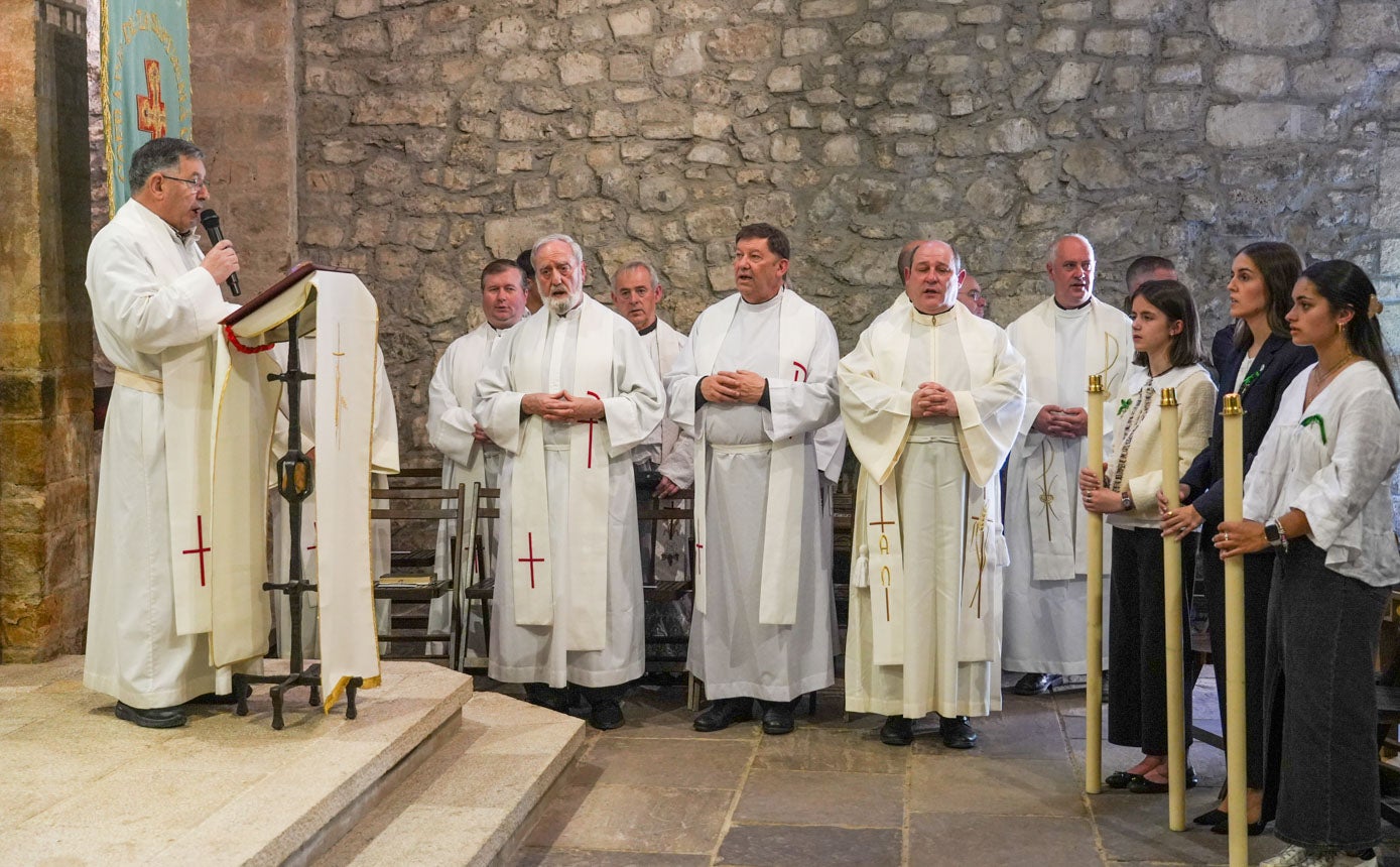 El obispo estuvo acompañado por diversos cargos religiosos de la Diócesis de Santander, los padres franciscanos de Liébana y autoridades de las diócesis vecinas.