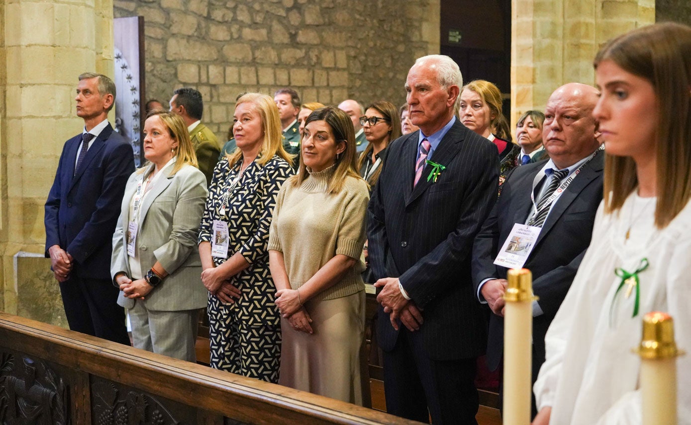 José Luis López del Moral, Isabel Urrutia, María José González Revuelta y María José Sáenz de Buruaga, en la primera fila de la misa junto a miembros de la Cofradía de la Cruz y el alcalde de Camaleño.