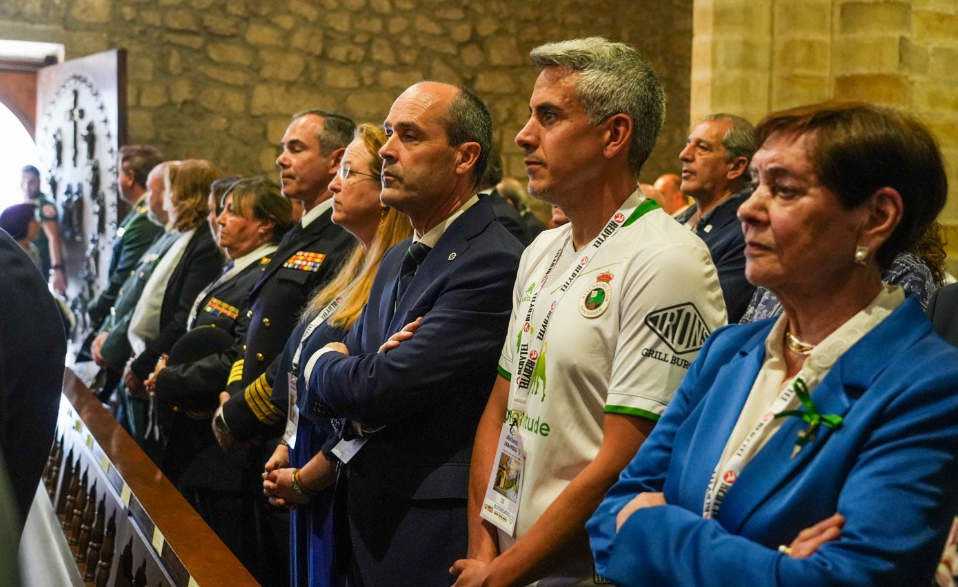 Pablo Zuloaga, líder del PSOE, en la misa tras llegar andando como un peregrino más.