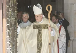 Momento del cierre de la Puerta del Perdón en el monasterio de Santo Toribio.