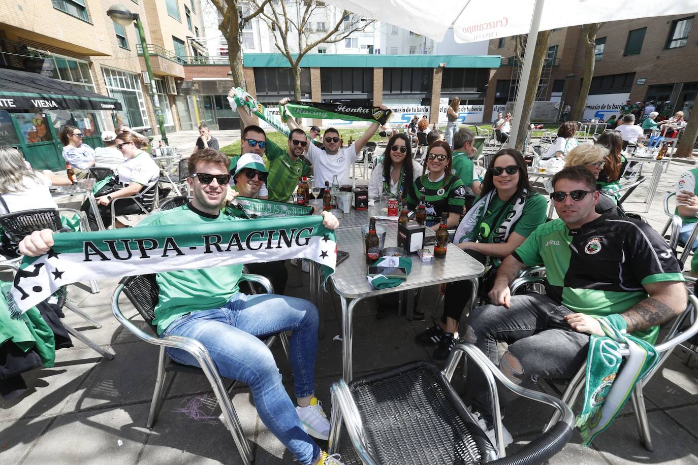 Un grupo madrugador, de los que consiguió mesa en terraza.