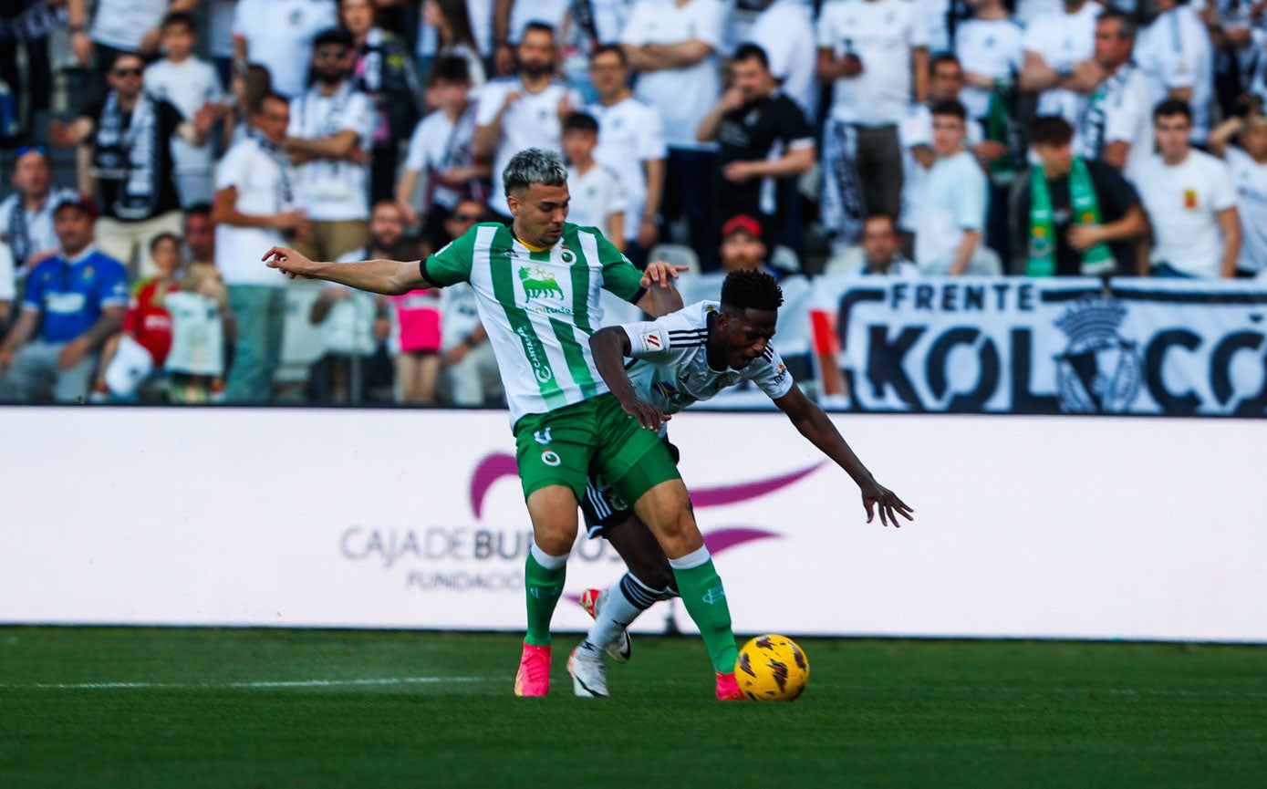 Arana pelea por la pelota con un rival.