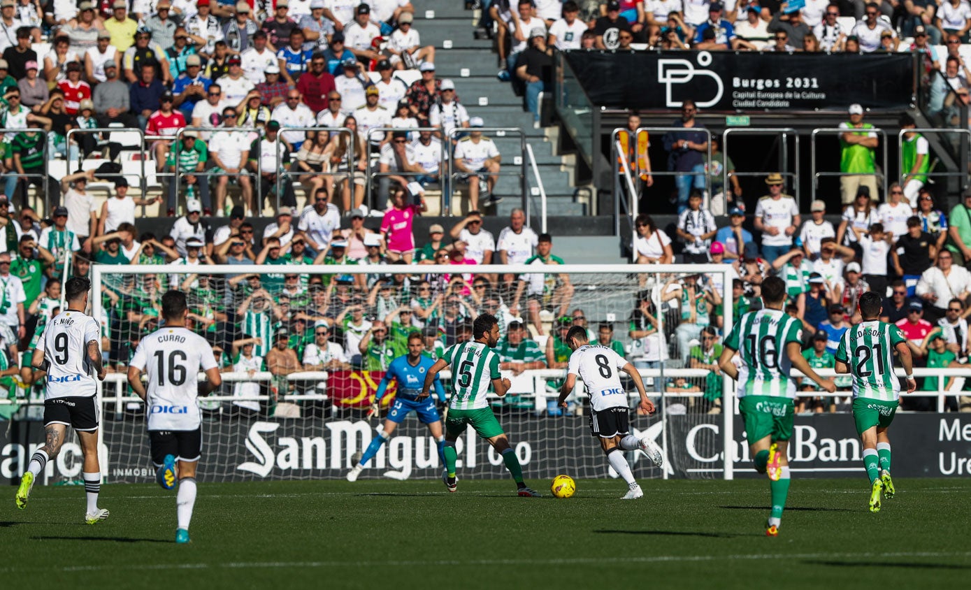 Ander Martín se dispone a disparar para anotar el primer tanto del Burgos.