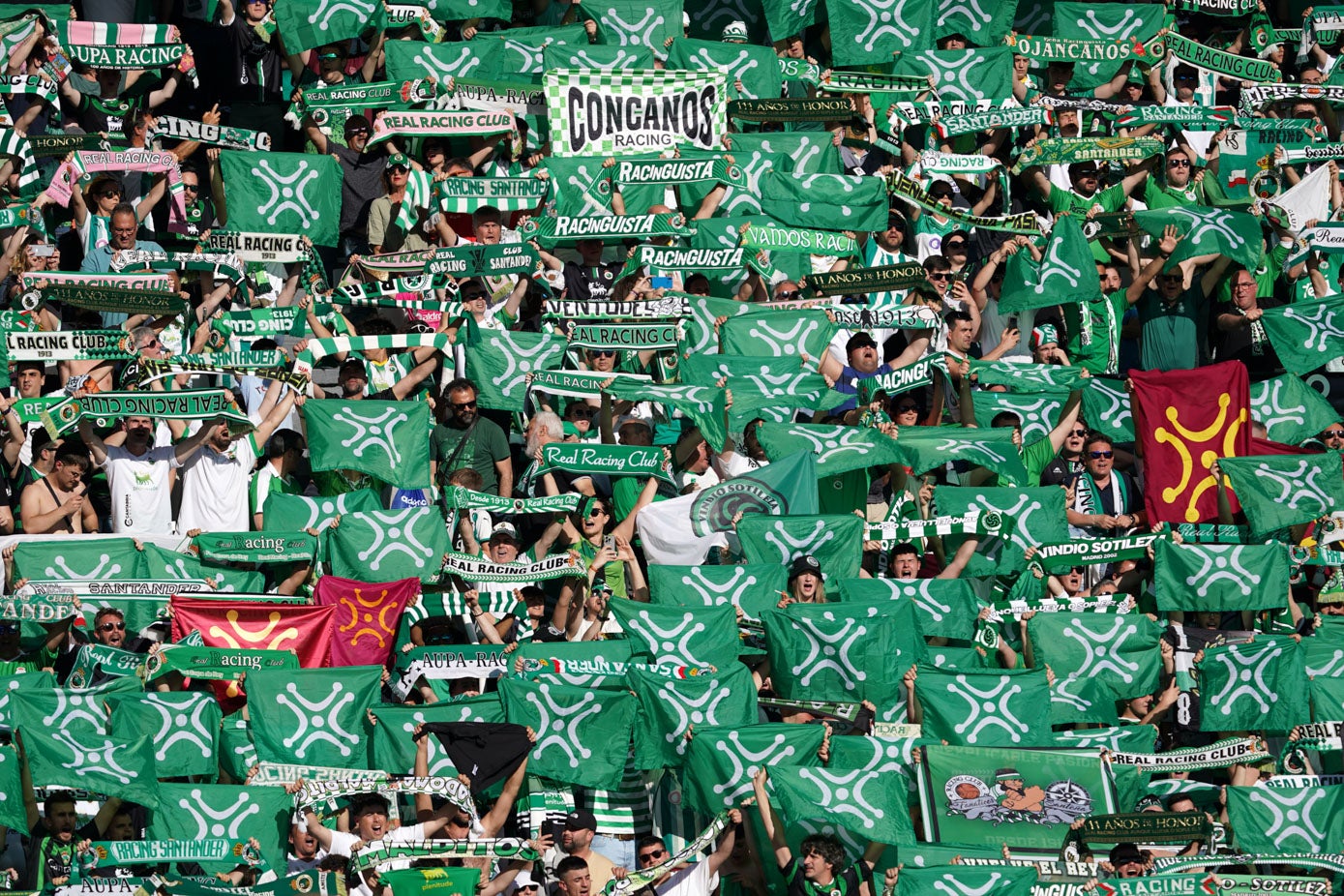 La afición del Racing tiñó de verde y blanco buena parte del graderío del estadio burgalés.