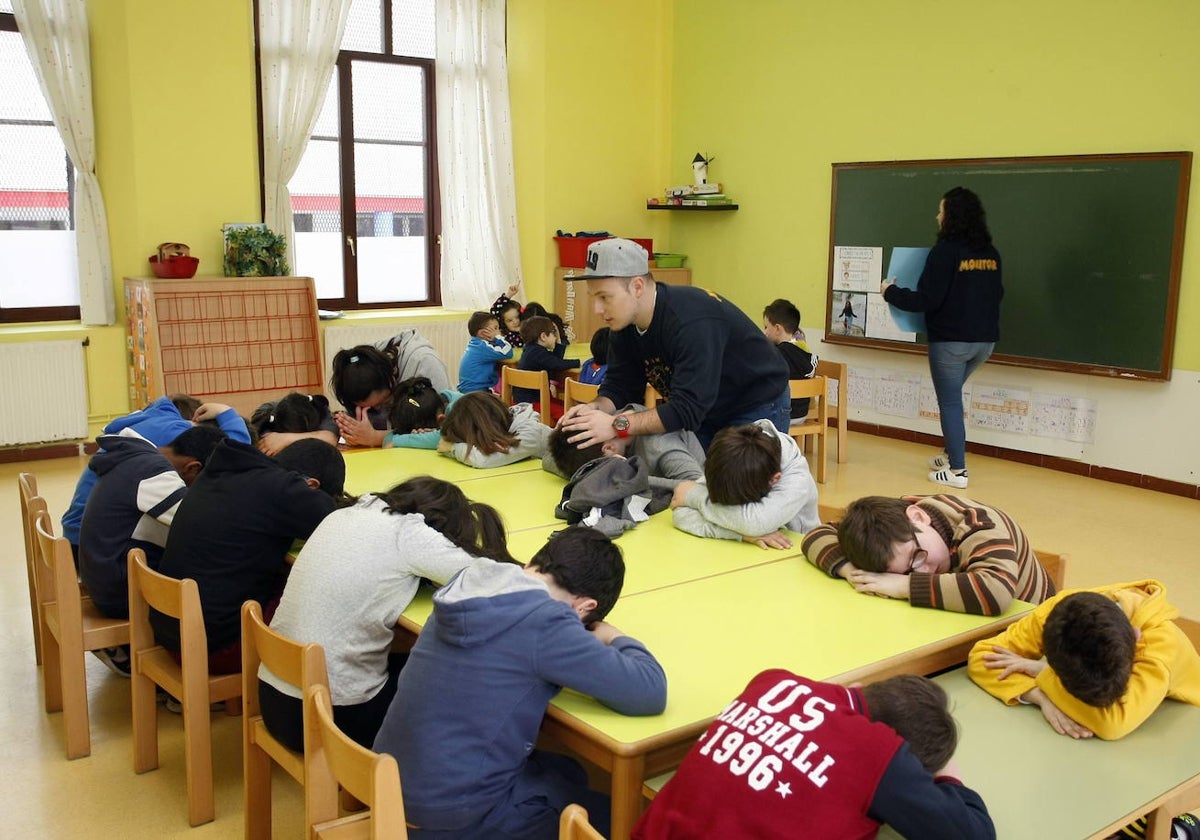 Un monitor juega con niños del programa 'Abierto en Vacaciones'.