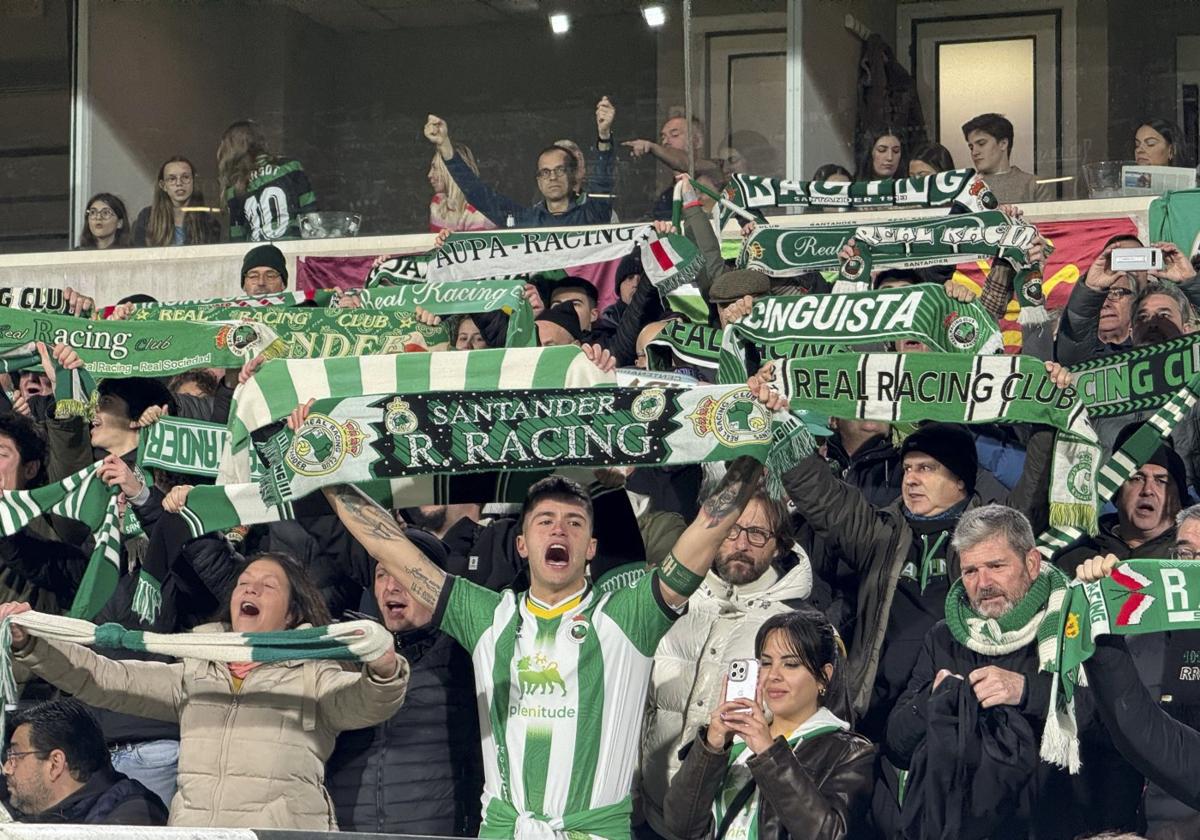 La afición, en la grada de los Campos de Sport.