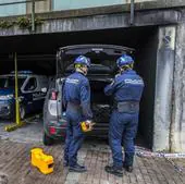 Especialistas de la Policía Científica llegados de Madrid trabajaron ayer en el subterráneo de El Alisal.