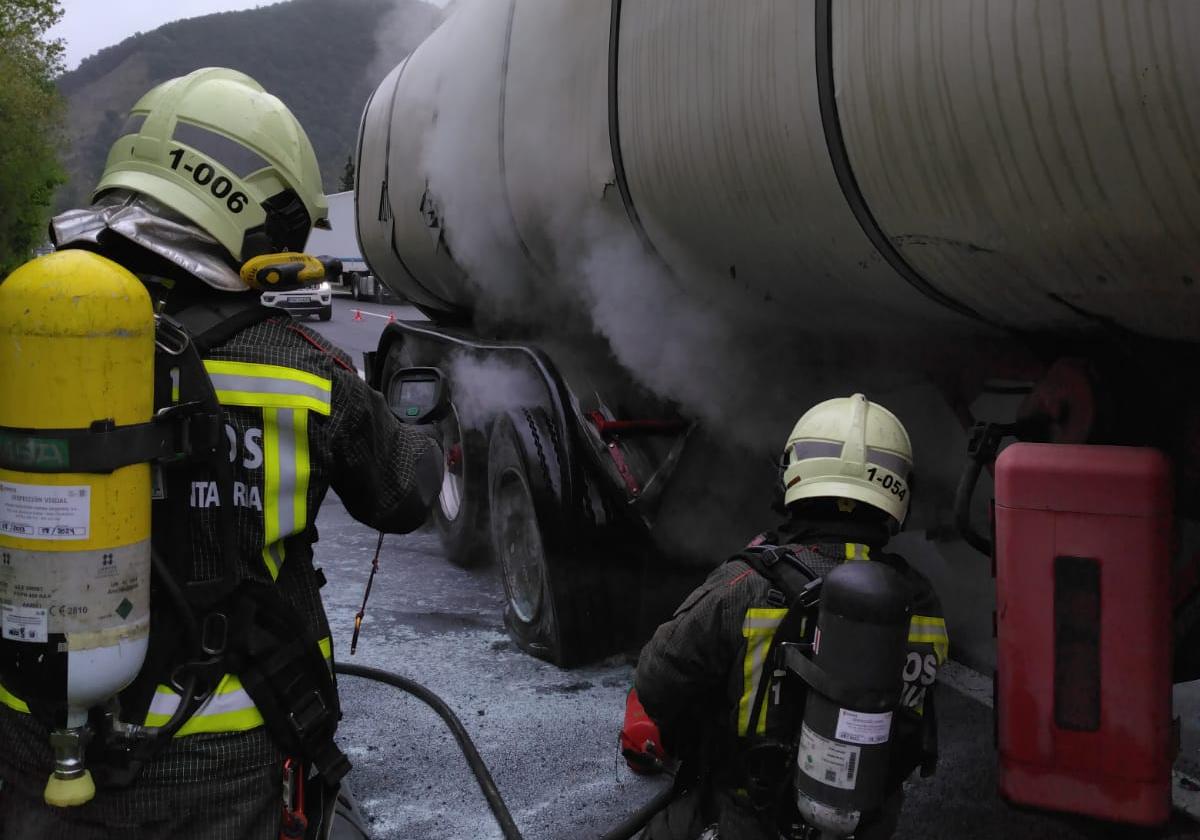 Herido un transportista tras la explosión de una de las ruedas del camión cisterna que conducía por la A8