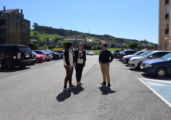 El alcalde, Carlos Caramés, visitó el aparcamiento de la Avenida Luis de la Concha de Renedo junto a las concejalas de Patrimonio y Cultura, Gloria Bárcena y Carmen Bedoya, también esta última alcaldesa pedánea.