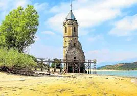 Junto a la 'Catedral de los Peces', cuando la marea está baja, se puede disfrutar de la orilla a modo de playa.