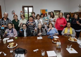 Foto del grupo que participó en el taller de velas artesanales