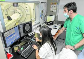 Personal sanitario controla la prueba de escáner realizada a un paciente en el Hospital Valdecilla.