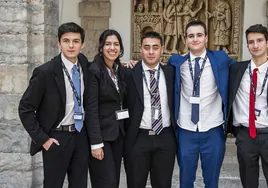 Íñigo González Yabar, Amanda Delgado Lobeto, Darío Encinas García, Alejandro Román Pérez y Moisés Poó García, en el Parlamento de Cantabria.