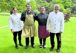 Laura García, Julio Díaz, Naiara Gil y Rubén Fernández son miembros del equipo de cocina y sala.