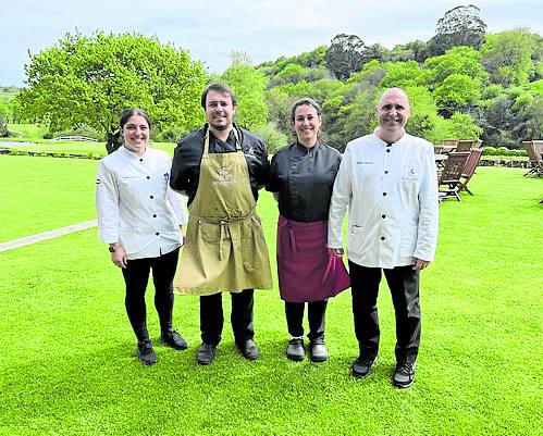 Laura García, Julio Díaz, Naiara Gil y Rubén Fernández son miembros del equipo de cocina y sala.