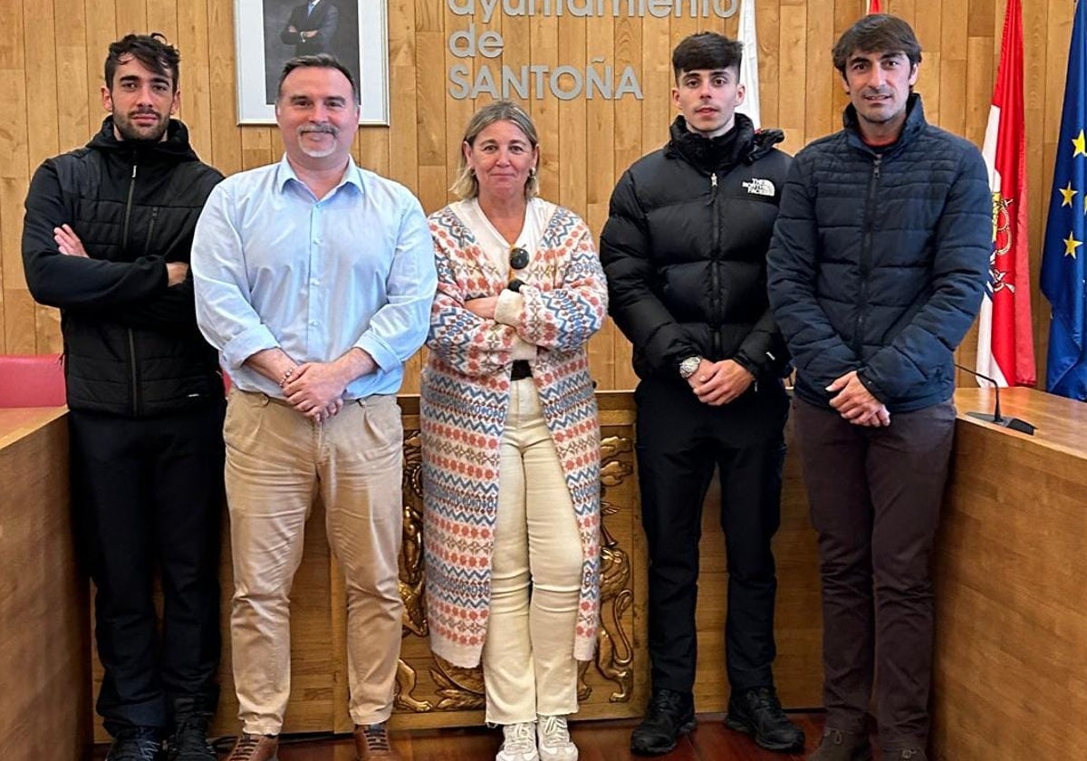 Los tres nuevos agentes con el alcalde, Jesús Gullart, y la edil de Seguridad Ciudadana, Isabel Rueda.