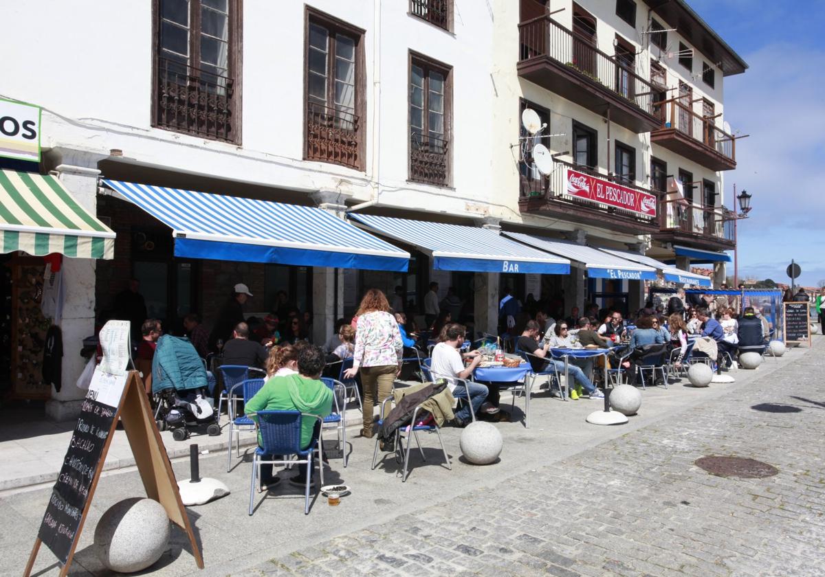 Una de las numerosas terrazas con que cuenta San Vicente de la Barquera.