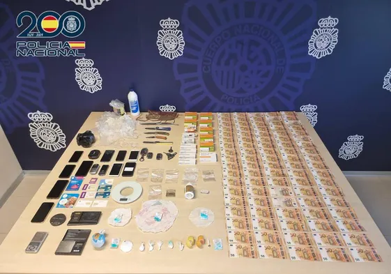 La Policía nacional ha requisado dinero y diversas cantidades de droga al grupo criminal.